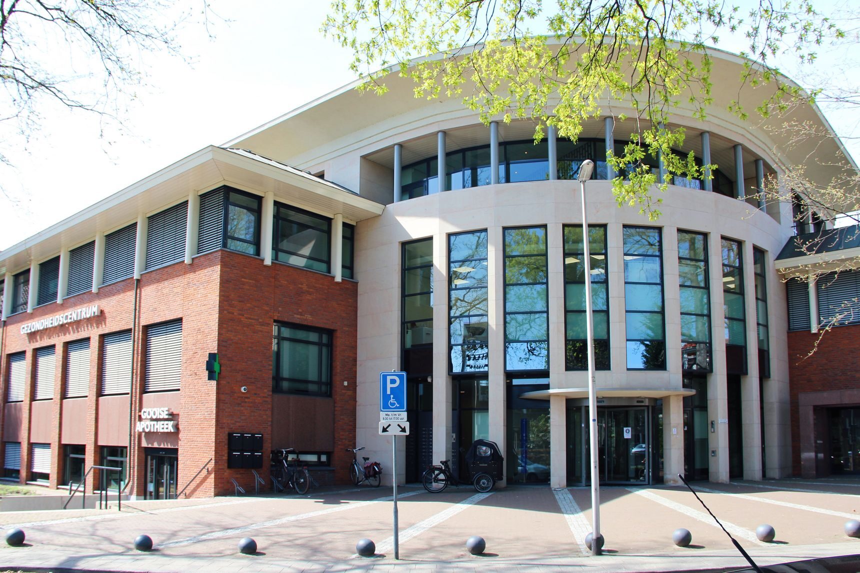 Gevel van Gezondheidscentrum Bussummerhart in Bussum, een van onze locaties